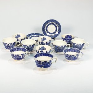 Lote siguiente: Juego de Loza Blanca y Azul con Decoración China: 11 Tazas y 4 Platillos