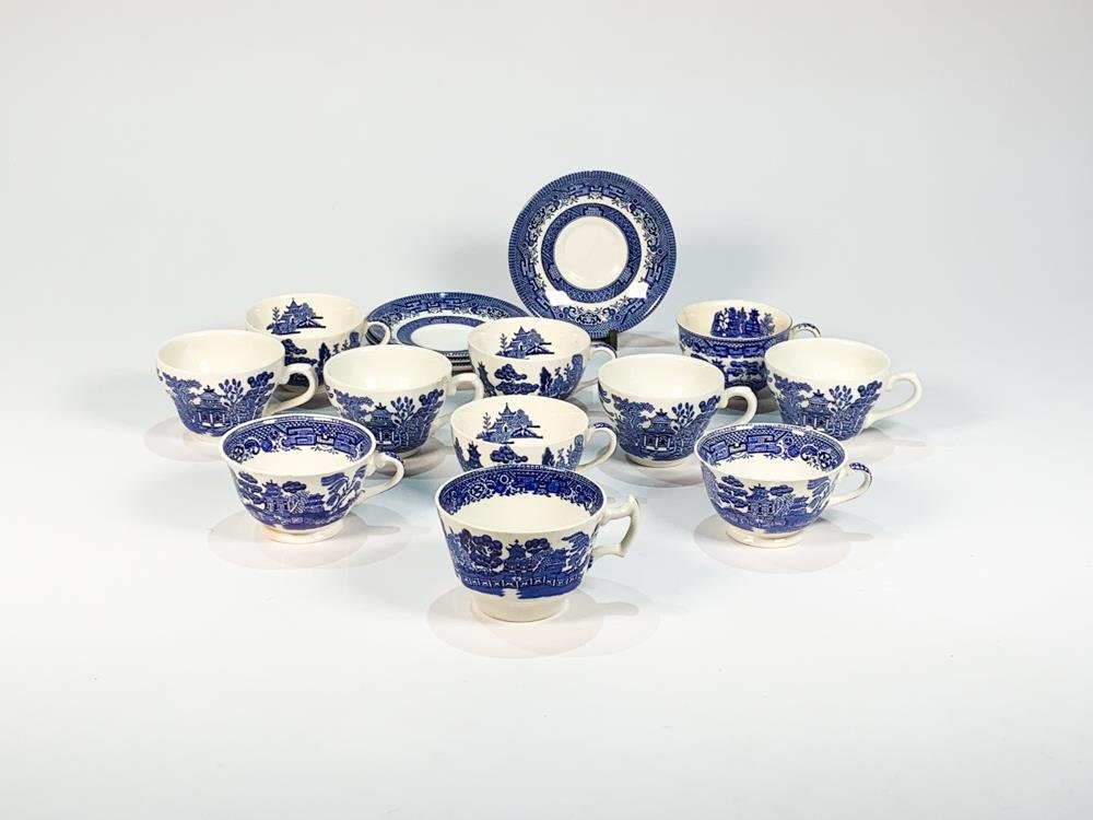 Juego de Loza Blanca y Azul con Decoración China: 11 Tazas y 4 Platillos