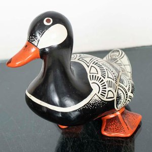 Figura Decorativa de Pato en Cerámica Negra y Naranja - imagen 2
