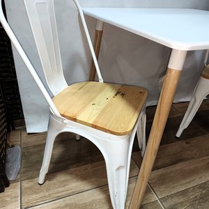 Juego Desayunador Estilo Eames: Mesa Laqueada Blanca 80x80cm con 2 Sillas Metálicas Tolix - imagen 5