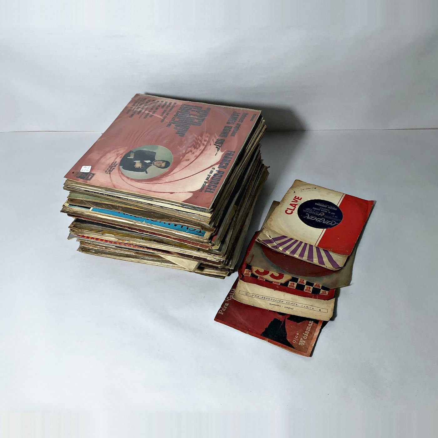 Lote de 65 Discos de Vinilo de Pasta con Fundas Variadas