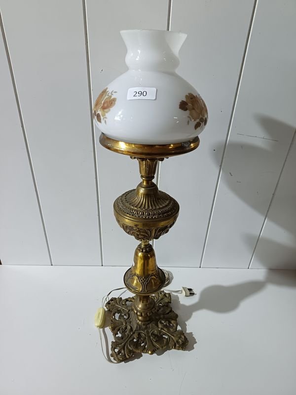 Lámpara Antigua de Bronce con Tulipán de Opalina Decorada