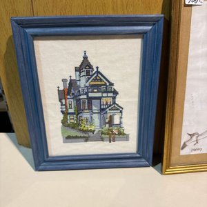 Lote de Dos Cuadros: Dibujo a Lápiz y Bordado de Casa - imagen 2
