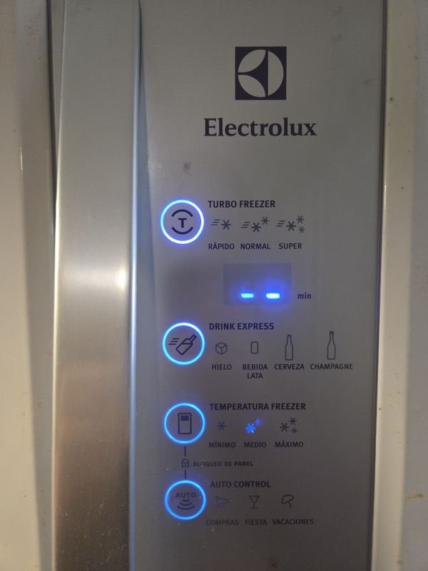 Electrolux Gran Heladera con Dispensador de Agua Externo - imagen 3