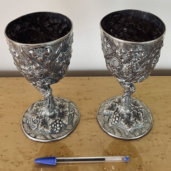 Cálizes antiguos de plata con diseño en relieve - imagen 2