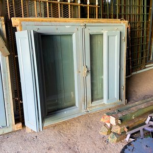 Dos Ventanas Antiguas de Madera y Vidrio con Postigo Gris - imagen 2