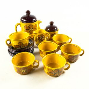 Lote siguiente: Juego de Vajilla Cerámica Beige Floral: Tetera, Lechera, Azucarero, Tazas y Platillos (14 Piezas)