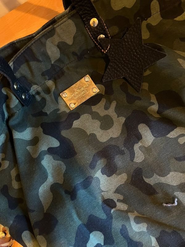 Cartera grande de tela camuflada Valeria Guzmán - imagen 3