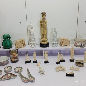 Lote de Adornos Orientales y Variados: Figuras, Elefantes, Floreros y Vasijas en Hueso, Piedra y Loza - imagen 2