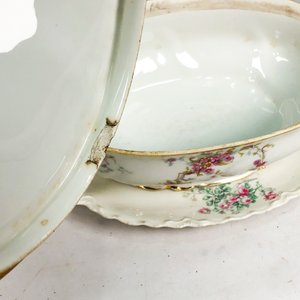 Dos Piezas de Porcelana Francesa Limoges Blanca con Flores Rosas - imagen 5
