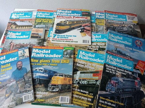 Gran lote de revistas sobre ferromodelismo - imagen 1