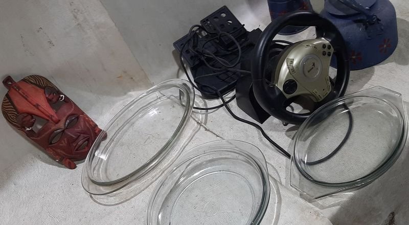 Caja con electrodomésticos y accesorios - imagen 3