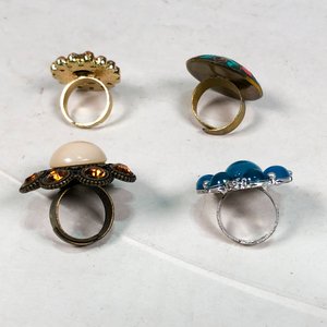 Lote de Cuatro Anillos Metálicos para Dama con Diseños Variados - imagen 3
