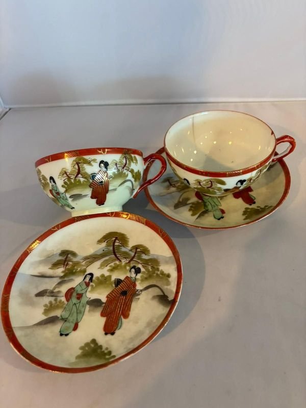 Tazas y platos chinos de porcelana con diseños coloridos