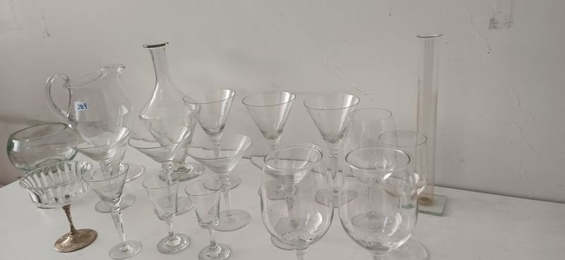 Caja con Cristalería y Botellas de Vidrio - imagen 3