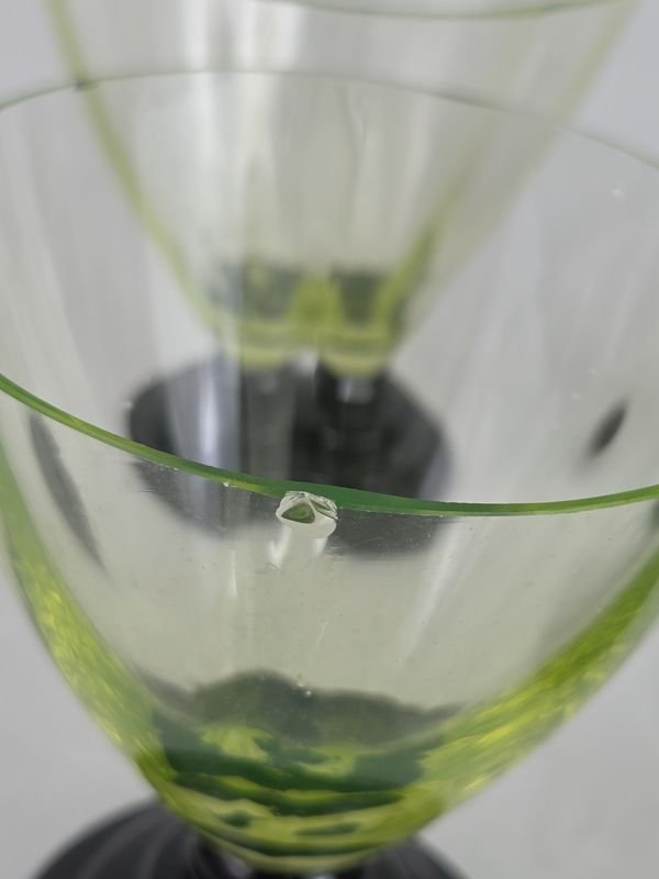 Cristal de uranio y copas con cascaduras - imagen 7