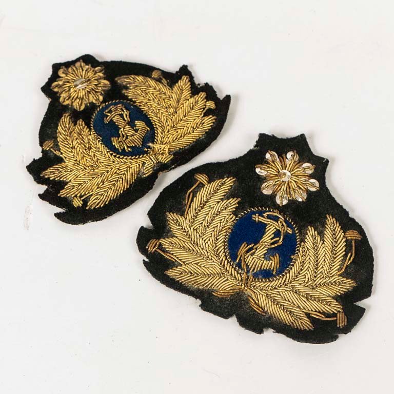 Lote siguiente: Insignias para gorra de la Armada de Uruguaya