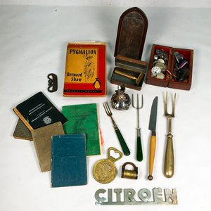 Lote de Libros, Placas, Candado y Utensilios de Bronce, Monedas y Medallas - imagen 2