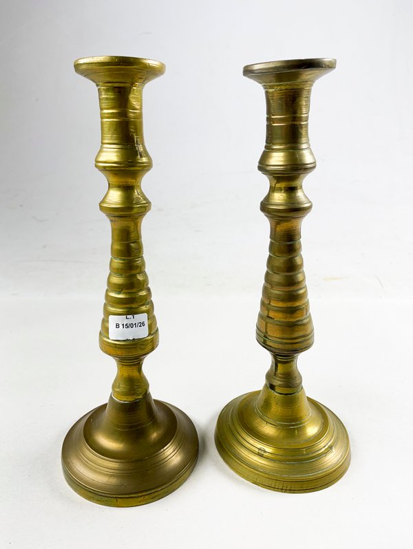 Candeleros en bronce con diseño ornamentado - imagen 1