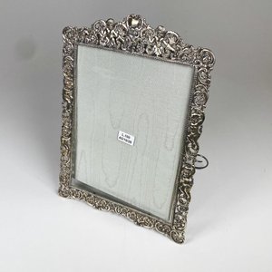 Lote anterior: Portarretratos de plata 800 decorado angelitos, con soporte 30 x 22 cm