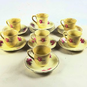 Juego de 17 pocillos y platillos de loza inglesa Thomas Hughes & Son Ltd. con diseño floral - imagen 1