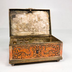 Caja Alhajera Antigua de Bronce Labrado con Escenas y Figuras - imagen 4
