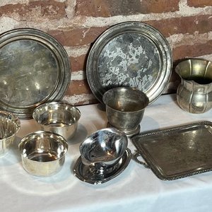 Lote siguiente: Lote de Platería Antigua: Bandejas, Cuencos y Jarra