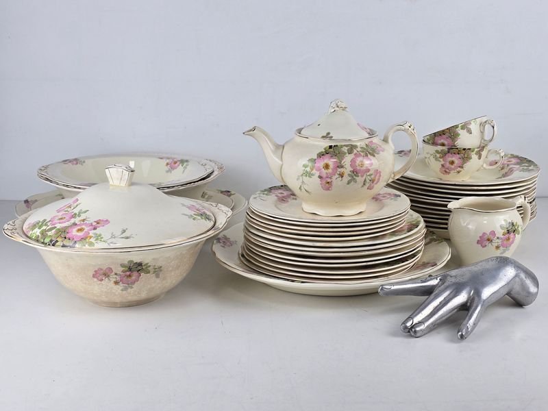 Juego de Porcelana Inglesa "Sweet Briar" Sellado