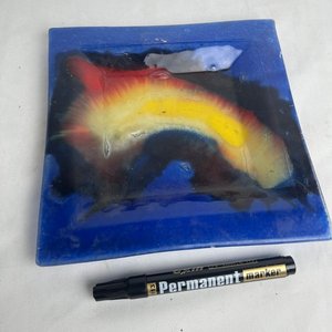 Centro de Mesa Cuadrado de Vidrio Pintado con Diseño Abstracto - imagen 3