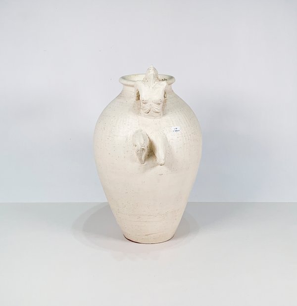 Lote siguiente: Jarrón de cerámica color beige con decoración de dama desnuda