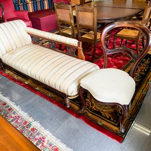 Lote anterior: Diván Estilo Luis XV con Tapizado Floral y Patas de Madera Oscura