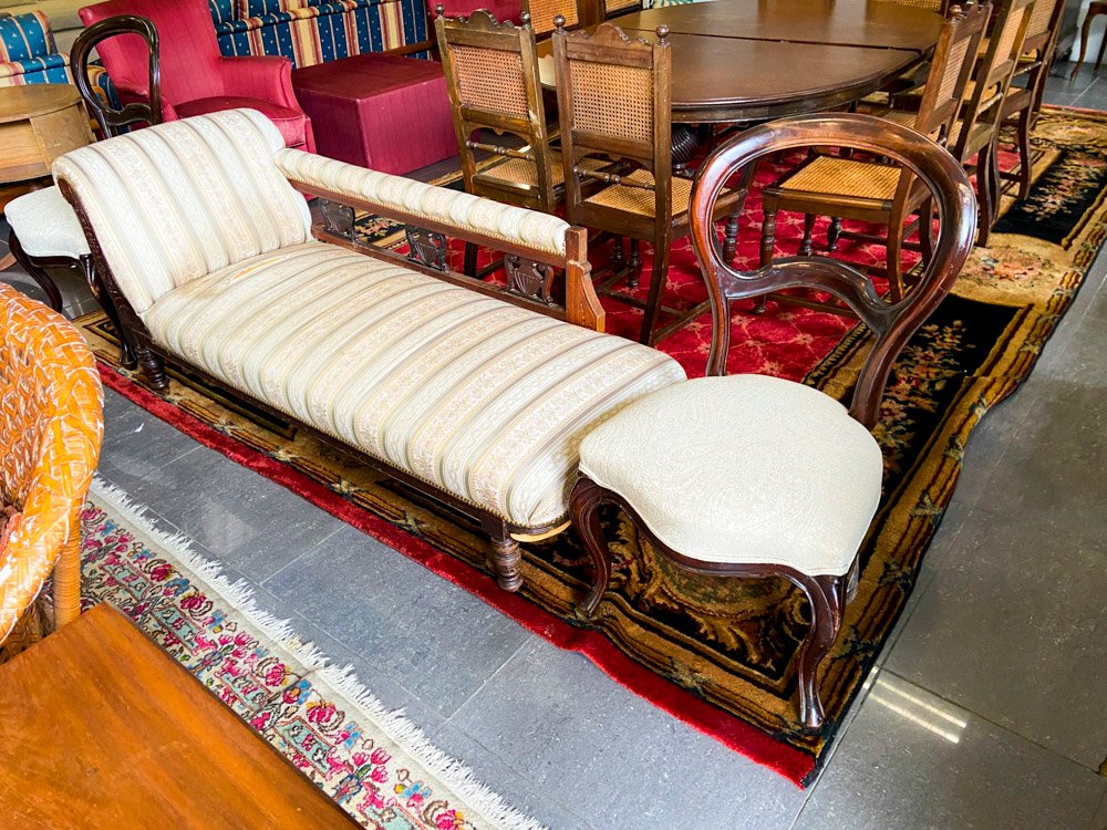 Diván Estilo Luis XV con Tapizado Floral y Patas de Madera Oscura