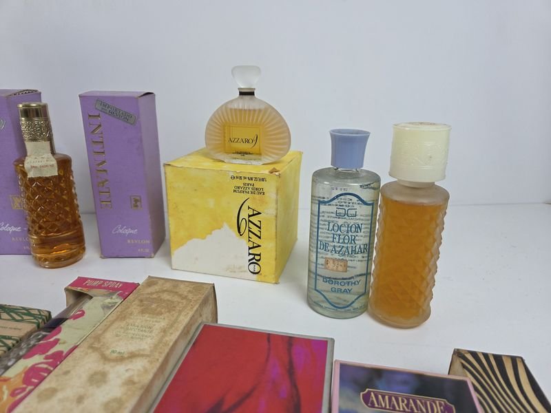 Colección de perfumes en diferentes colores y tamaños - imagen 5