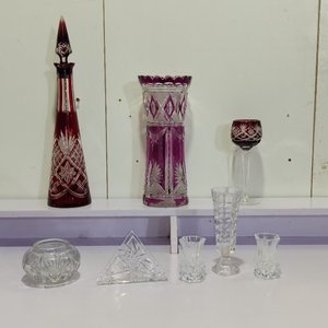 Lote de 8 piezas de cristal tallado: licorera roja, floreros, copas y objetos decorativos - imagen 2