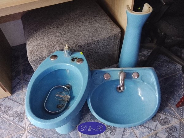 Bidet y Pileta de Loza Sanitaria Celeste con Pie