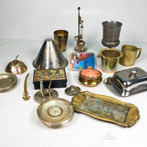 Lote de Utensilios y Decoración Metálica: Colador, Hielera, Bandejas y Más - imagen 2