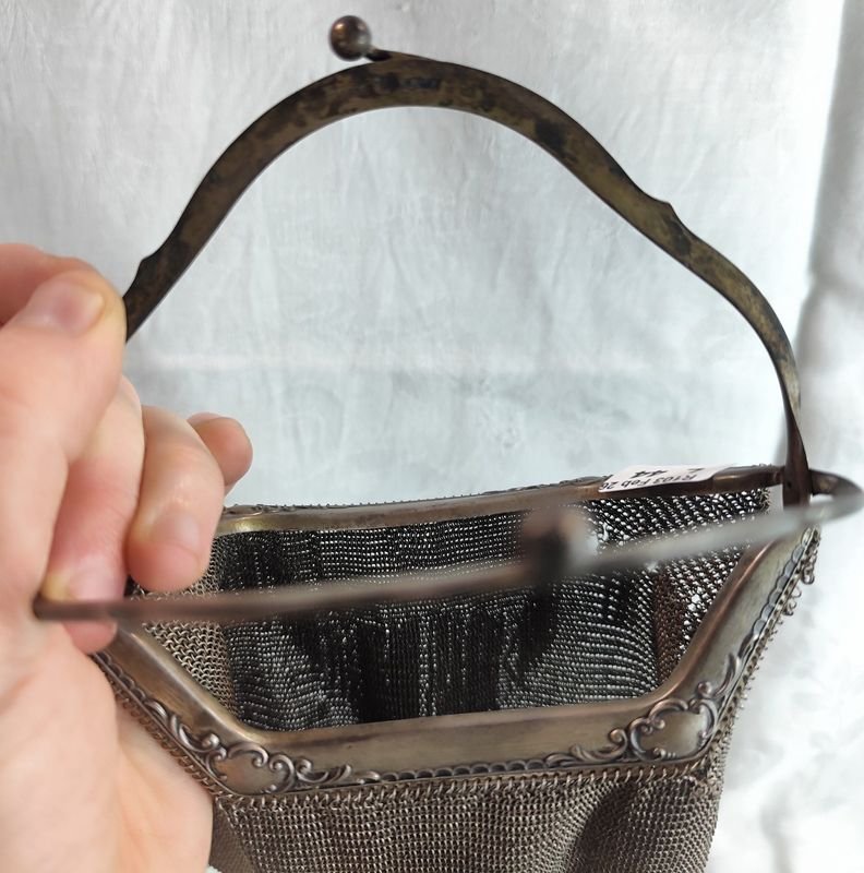 Antigua cartera de dama de malla art decó hecha en alpaca - imagen 4