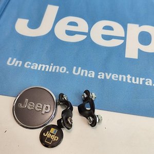 Lote de Accesorios y Bandera Jeep: Un Camino, Una Aventura - imagen 2