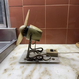 Ventilador Antiguo de Sobremesa Retro - Cuerpo Crema y Base Metálica - imagen 3