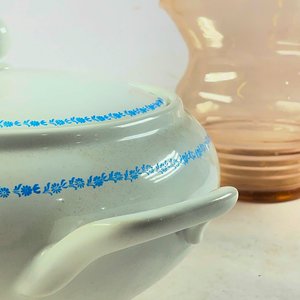 Sopera de Cerámica Blanca con Diseño Azul y Jarra de Vidrio Rosa - imagen 3