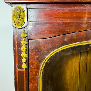 Vitrina Francesa Antigua de Caoba con Detalles en Bronce y Vidrio Biselado - imagen 4