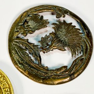 Lote de 5 Piezas de Bronce: Virola Decorada y Medallas con Escudos - imagen 3
