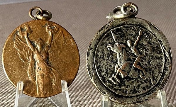 Dos Medallas Uruguayas: "Escuela de Práctica Artigas 1958" y "La Criolla Artiguista" - imagen 1