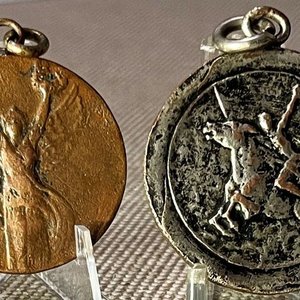 Lote anterior: Dos Medallas Uruguayas: "Escuela de Práctica Artigas 1958" y "La Criolla Artiguista"