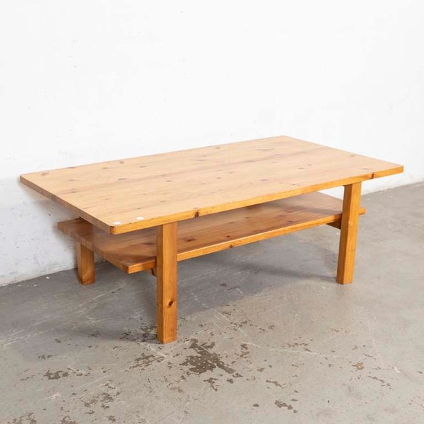 Mesa ratona en pino con estante. Detalles en el lustre. - imagen 1