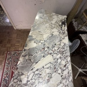 Cómoda Clásica de Madera con Tapa de Mármol y Detalles en Bronce - imagen 3
