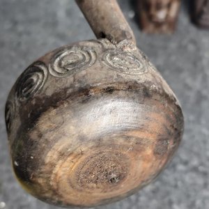 Lote de 3 piezas de madera tallada: cucharón y figuras tribales - imagen 5
