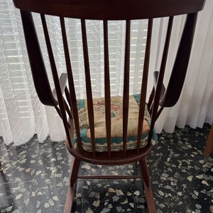 Silla Mecedora de Madera Estilo Clásico con Cojín Decorativo - imagen 4