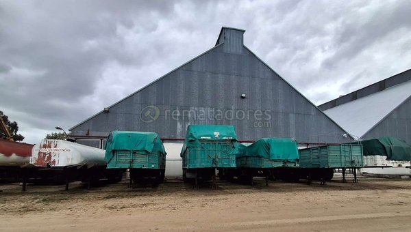 Lote de Acoplados y Semirremolques Cubiertos