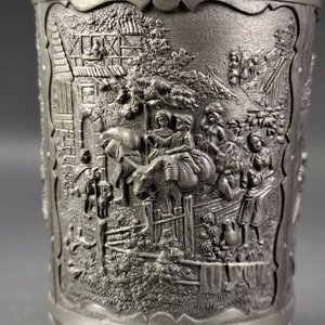 Conjunto de 5 Vasos de Peltre con Decoración Relieve y Escenas Costumbristas - imagen 10